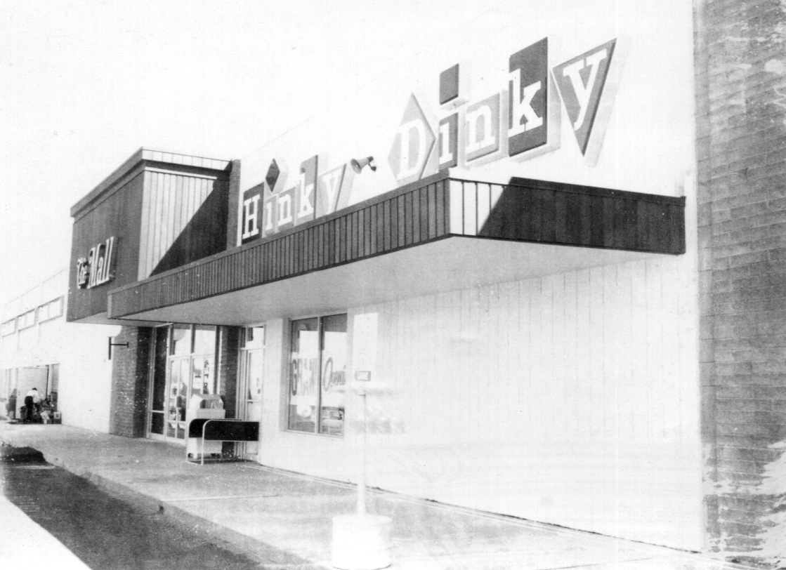 Hinky Dinky south entrance, The Mall, NP, ca. 1972 (NPT file photo).jpg